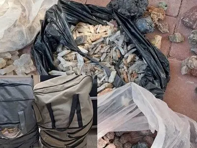 جلوگیری از خروج 40 کیلوگرم خاک و سنگ جزیره هرمز