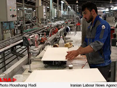 انتظار کارگران کاشی جم برای دریافت معوقات مزدی
