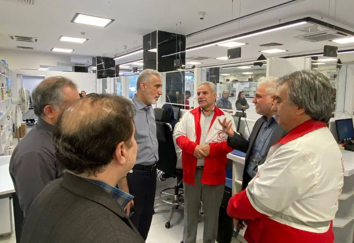 بازدید رئیس سازمان غذا و دارو از داروخانه مرکزی هلال‌احمر تهران