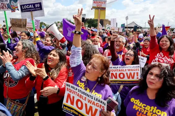 پیروزی اعتصاب صدها هزار معلم و کارگر خدماتی آمریکا با افزایش ۳۰ درصدی حقوق پس از سه روز راهپیمایی