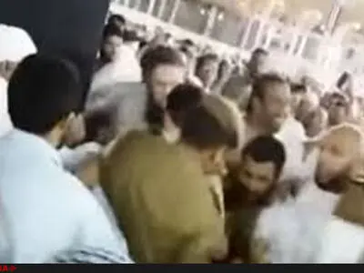  فیلم/لحظه دستگیری فردی که قصد آتش زدن کعبه را داشت 