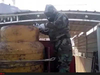 فیلم/کشف محمولۀ شیمیایی داعش در موصل