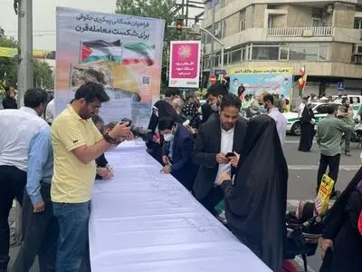 امضای طومار شرکت در کمپین‌ شکست طرح معامله قرن در مسیر راهپیمایی روز قدس