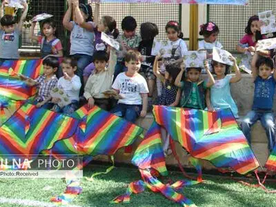 پرواز بادبادک‌ها در نیاوران در روز جهانی کودک