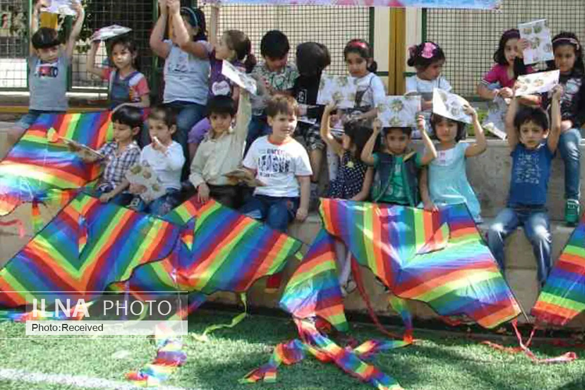 پرواز بادبادک‌ها در نیاوران در روز جهانی کودک