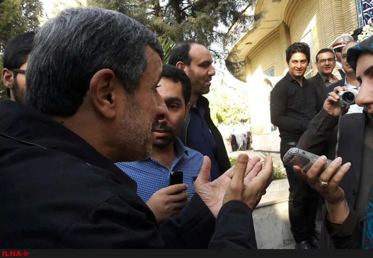 حضور احمدی‌نژاد در مراسم بزرگداشت چهلمین روز درگذشت شهدای آتش‌نشان پلاسکو 