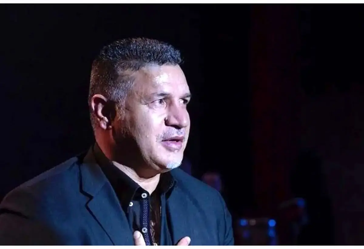 عکس مخدوش شده علی دایی در میدان آزادی