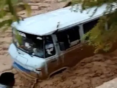 آزادسازی مینی‌بوس گرفتار در رودخانه آزادبر در جاده کرج _چالوس 