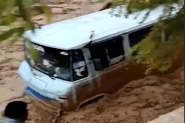 آزادسازی مینی‌بوس گرفتار در رودخانه آزادبر در جاده کرج _چالوس 