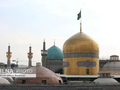 تعویض پرچم حرم امام رضا(ع) همزمان با ایام شهادت حضرت فاطمه(س) +فیلم