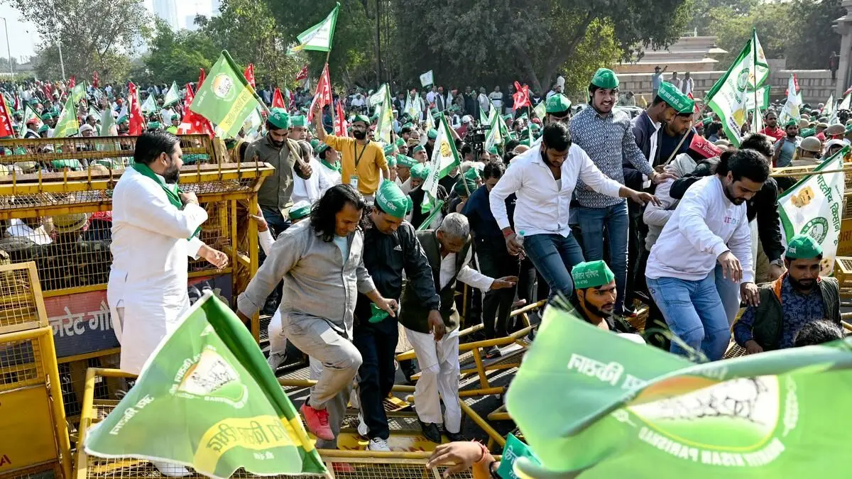 هشدار کارگران صنعت حمل و نقل هند علیه خصوصی‌سازی 