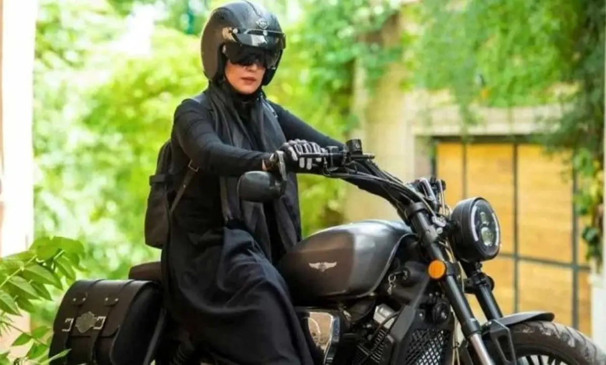 برخورد منطقی و عقلایی پلیس با موتورسواری زنان/ نمایندگان مجلس مطالبات واقعی مردم را نمی‌بینند! 