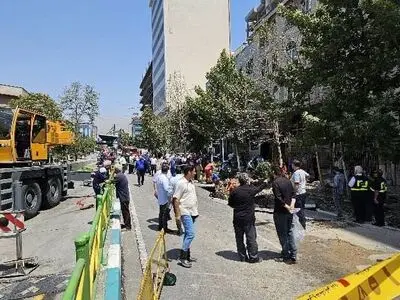 مصدومیت یک نفر در پی فرونشست زمین در خیابان ولیعصر