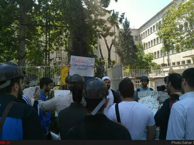 تجمع دانشجویان مقابل وزارت اقتصاد/ «خصوصی‌سازی» غارت اموال ملی‌ست!