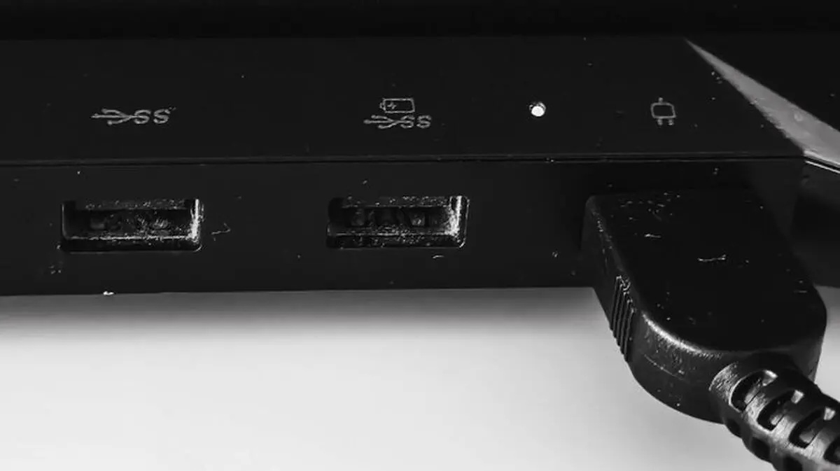 نماد باتری در کنار پورت USB به چه معناست؟ 