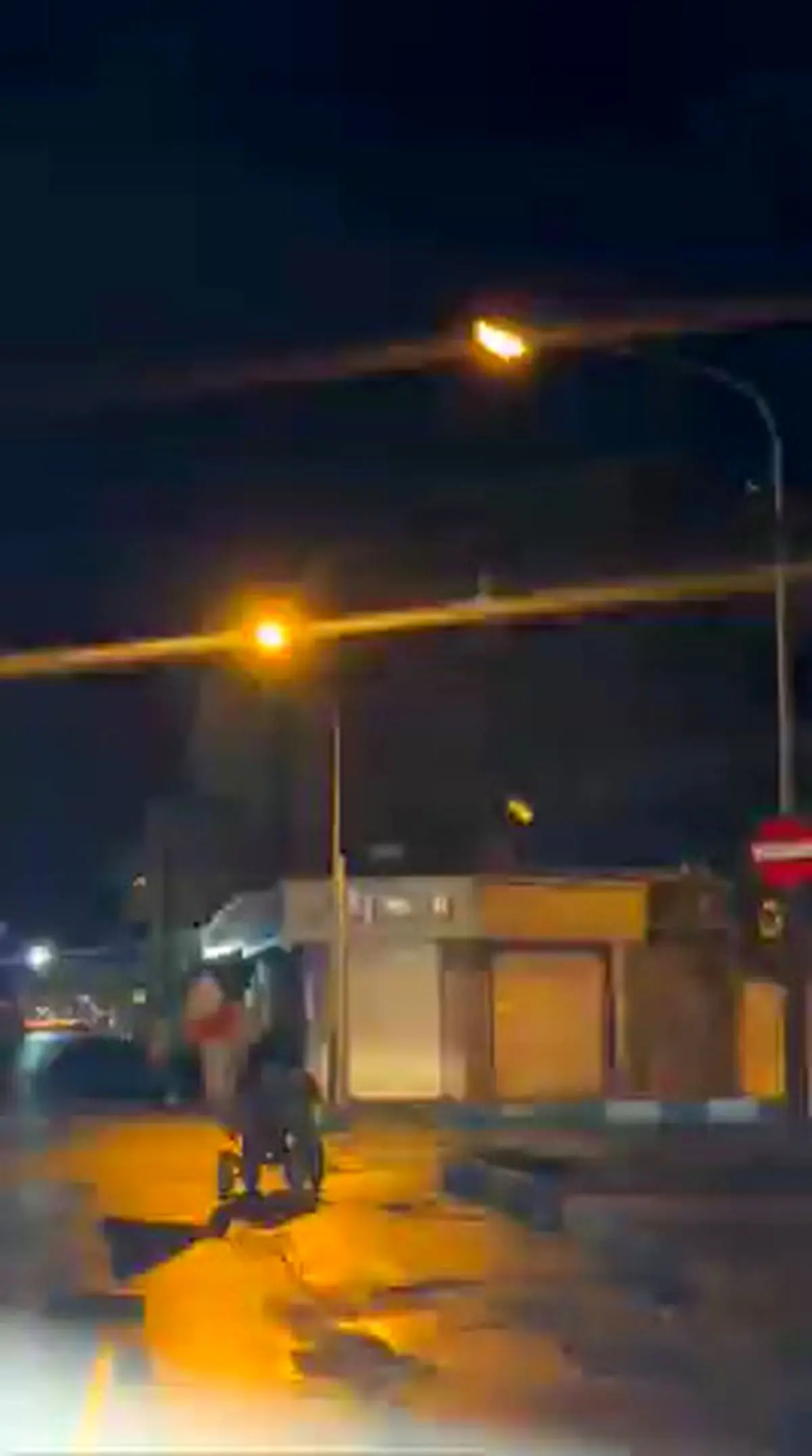 حاج خانم ۸۰ ساله‌ای که با ویلچرش هر شب میاید میدان فردوسی و بر می‌گردد + فیلم