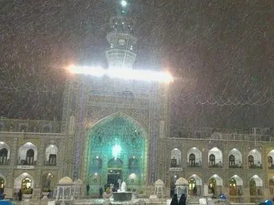 برف‌روبی پشت‌بام حرم امام رضا(ع) + فیلم