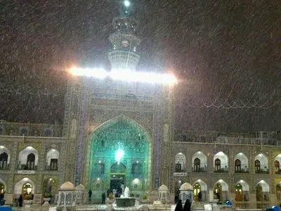 برف‌روبی پشت‌بام حرم امام رضا(ع) + فیلم