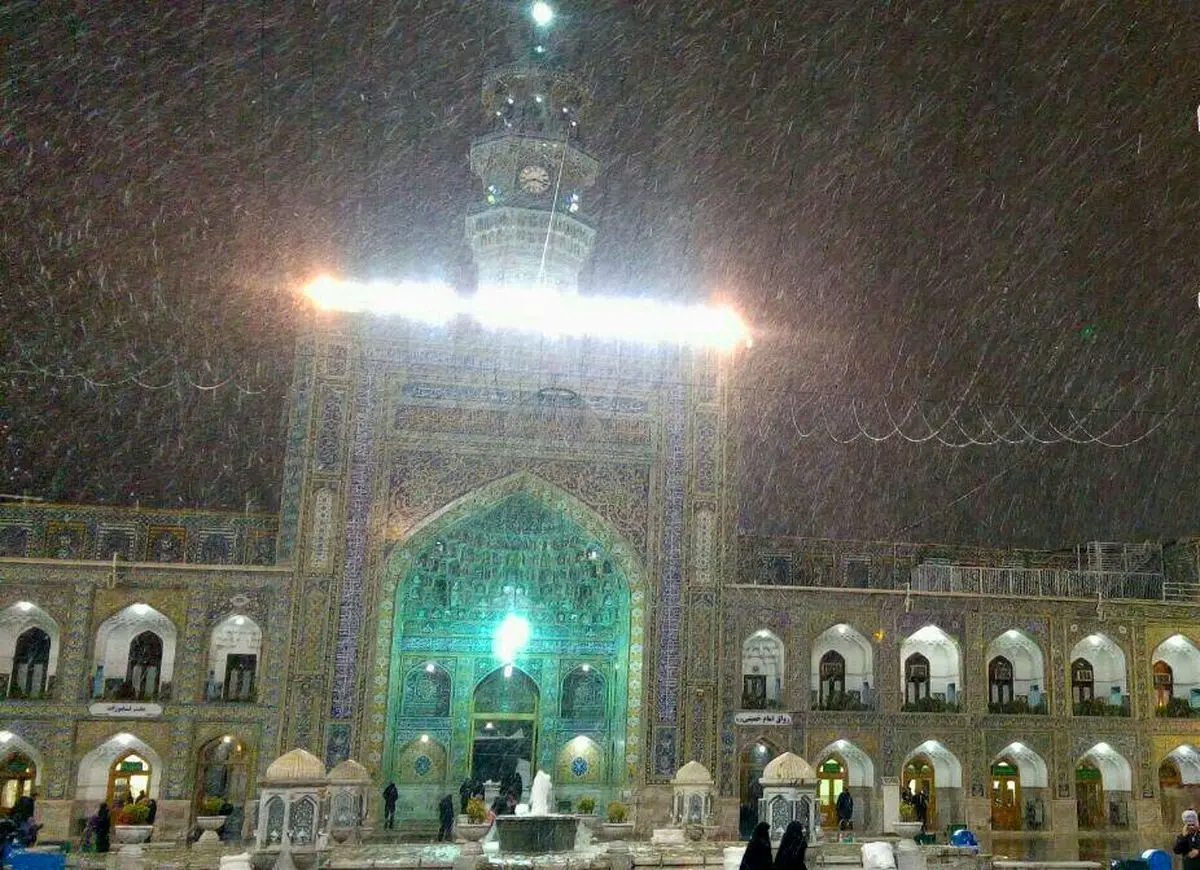 برف‌روبی پشت‌بام حرم امام رضا(ع) + فیلم