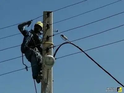 مصدومیت یک کارگر سیمبان بر اثر برق گرفتگی 