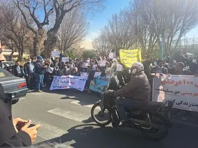 تجمع اعتراضی معلولان مقابل سازمان برنامه و بودجه 