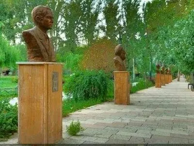 مرمت و رنگ آمیزی سردیس مشاهیر در کرج انجام شد