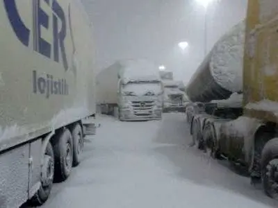 توقف تردد در مرز دوغارون در پی بارش برف در افغانستان