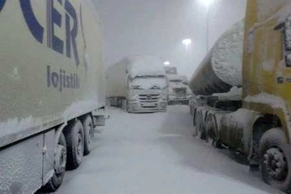 توقف تردد در مرز دوغارون در پی بارش برف در افغانستان