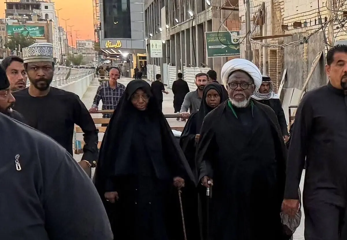 حضور شیخ ابراهیم زکزاکی در مراسم تشییع مردمی رهبر شهید انقلاب در نجف اشرف
