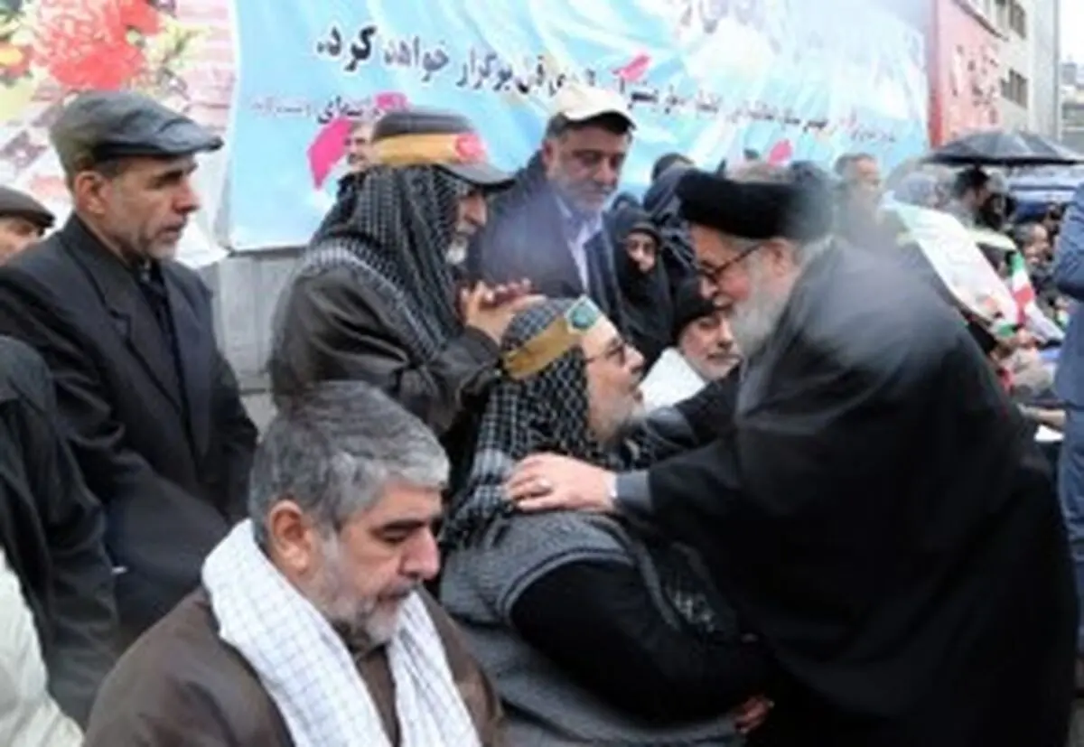 ملت ایران با حضور در راهپیمایی ۲۲ بهمن همراهی با انقلاب اسلامی را نشان دادند