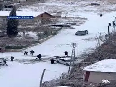 سر خوردن عجیب خودروها در خیابان های برفی ترکیه + فیلم