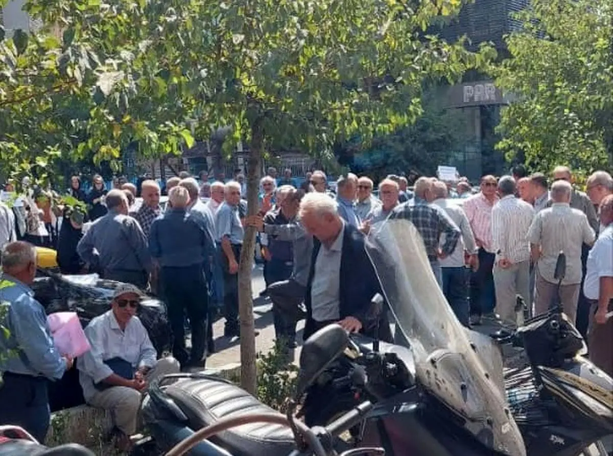 تجمع اعتراضی بازنشستگان صندوق فولاد علیه افزایش فرانشیز درمان