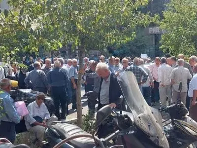 تجمع اعتراضی بازنشستگان صندوق فولاد علیه افزایش فرانشیز درمان 