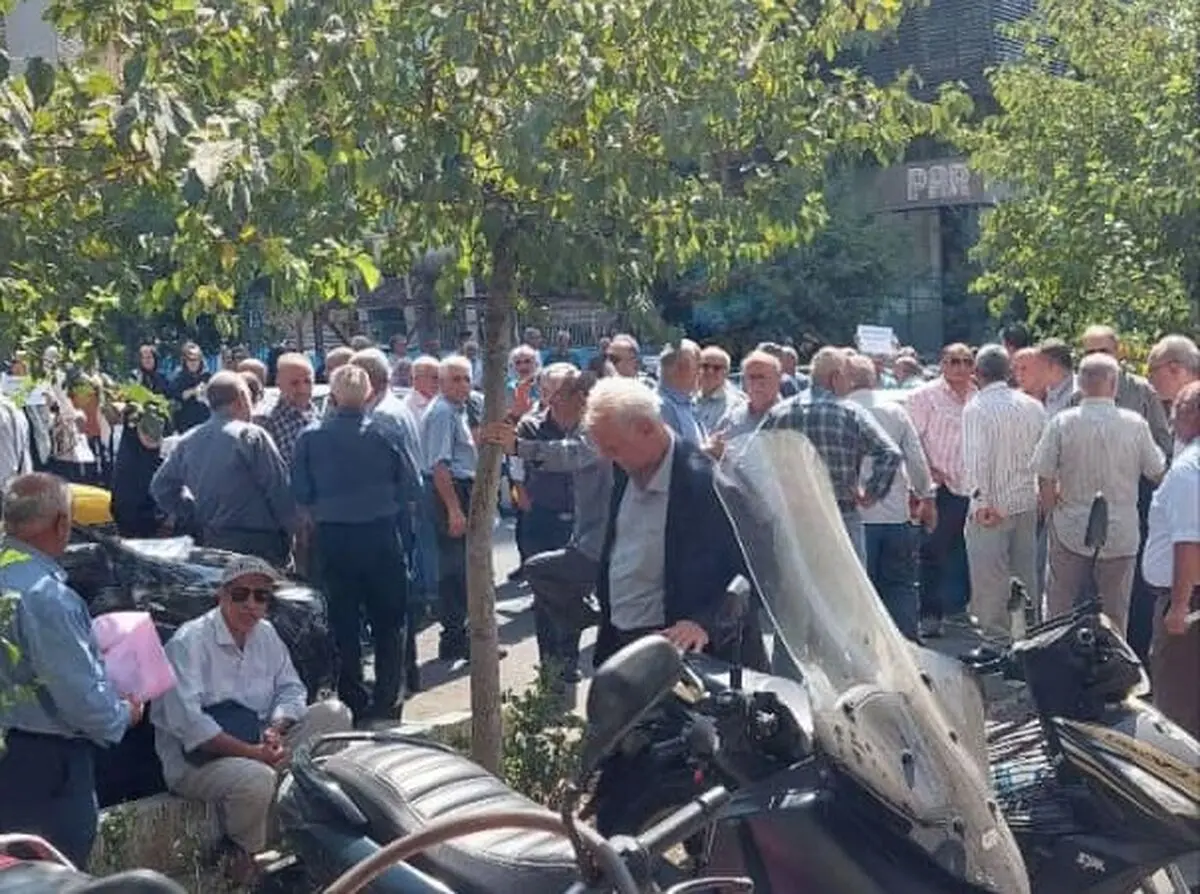 تجمع اعتراضی بازنشستگان صندوق فولاد علیه افزایش فرانشیز درمان 