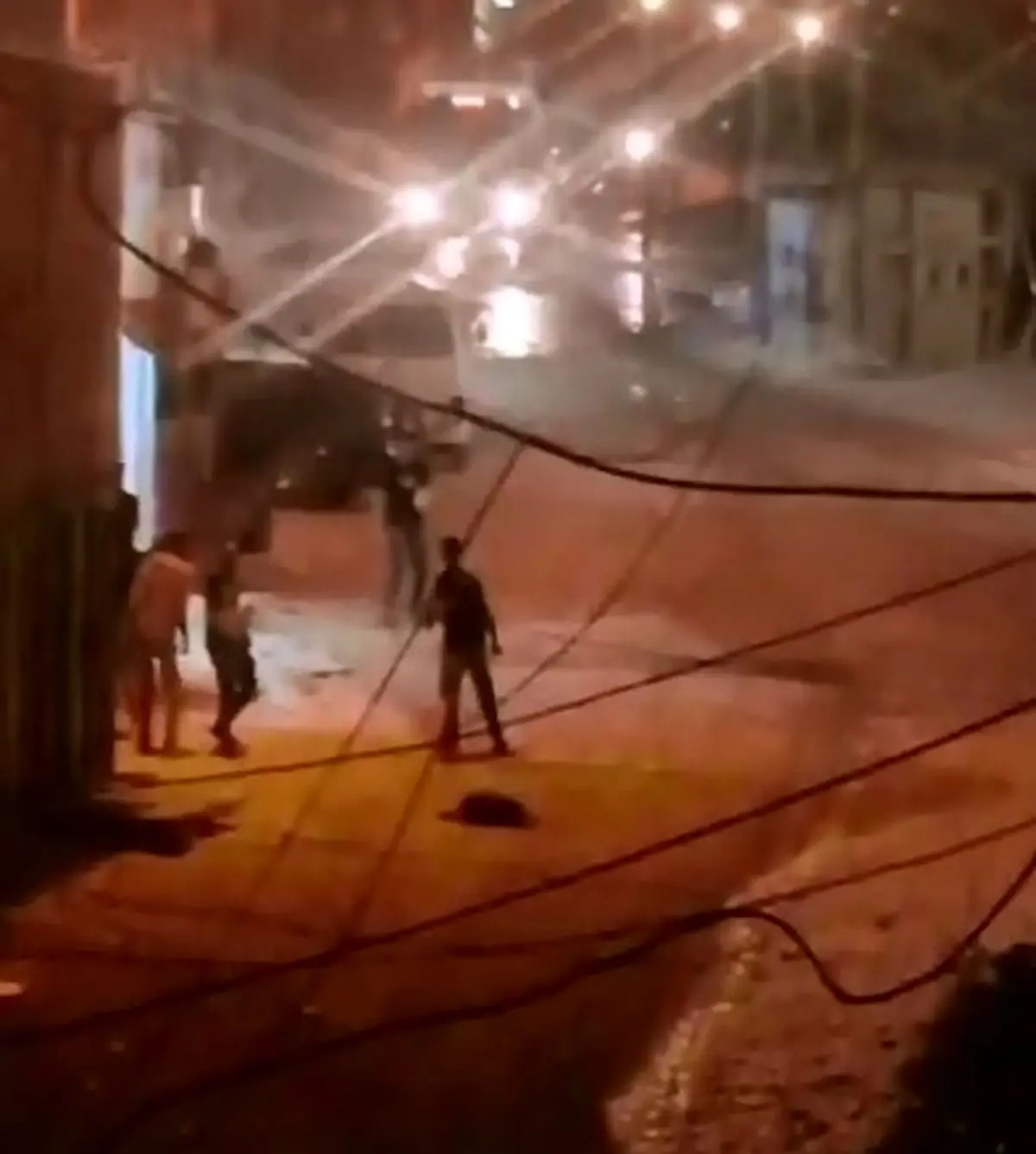 درگیری جوانان فلسطینی با نظامیان صهیونیست در شهرک الفارعه در کرانۀ باختری + فیلم