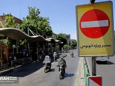جمع آوری خطوط ویژه موقت در بزرگراه‌ها/ نصب موقت استوانه پلاستیکی در خیابان آزادی