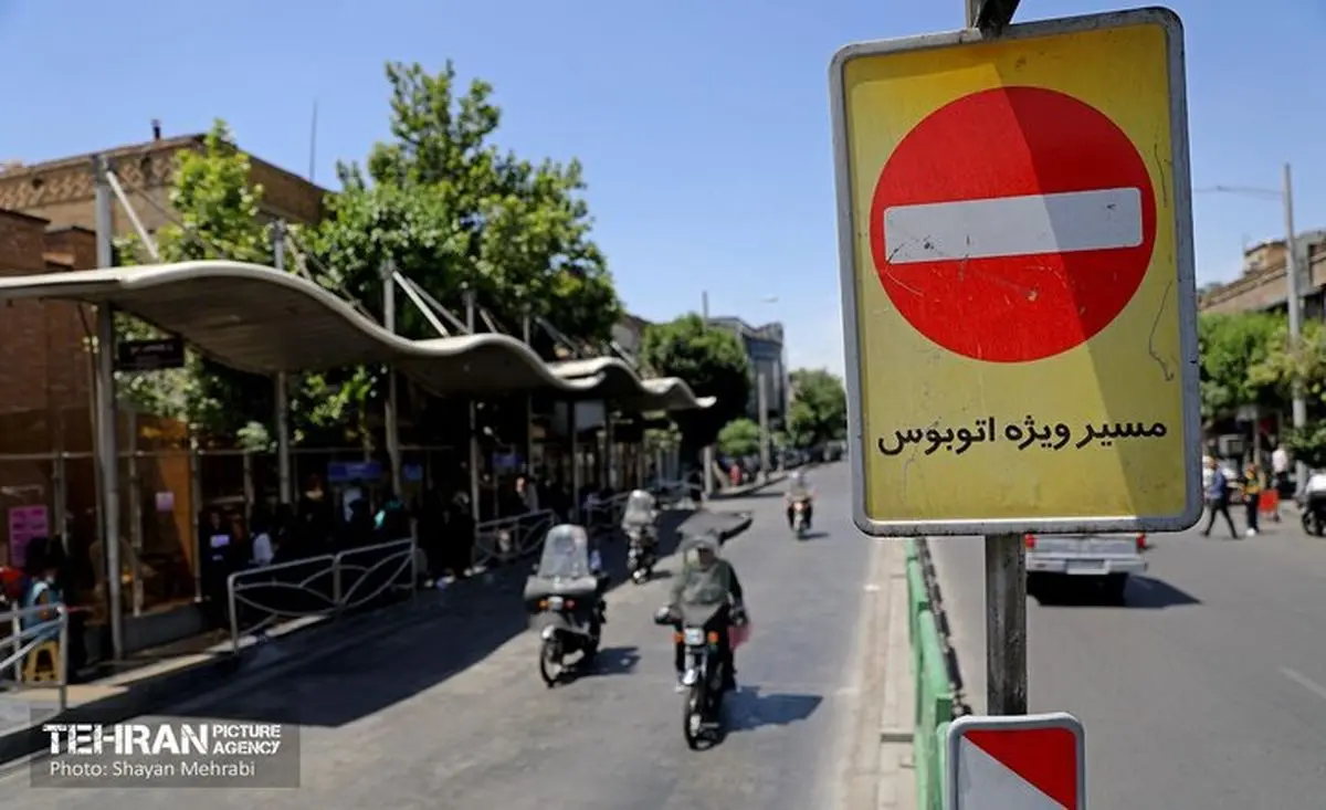 جمع آوری خطوط ویژه موقت در بزرگراه‌ها/ نصب موقت استوانه پلاستیکی در خیابان آزادی