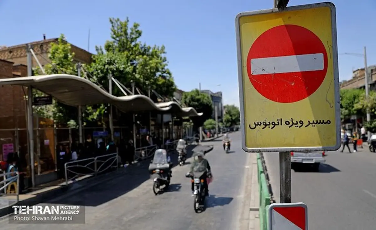 جمع آوری خطوط ویژه موقت در بزرگراه‌ها/ نصب موقت استوانه پلاستیکی در خیابان آزادی