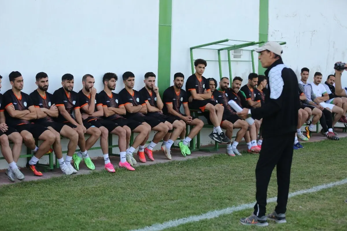 جلسه توجیهی مدیر ذوب آهن با بازیکنان