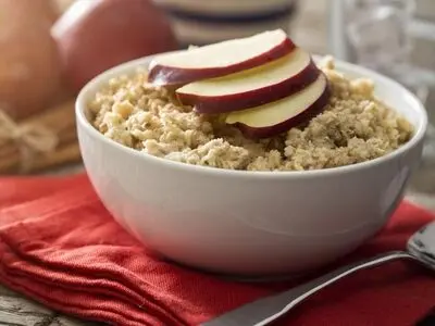 طرز تهیه اوتمیل رژیمی سیب و دارچین
