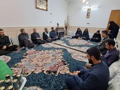 دیدار مدیرکل کانون پرورش فکری فارس با خانواده ٣شهید دانش‌آموز لامرد