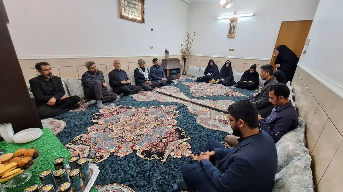 دیدار مدیرکل کانون پرورش فکری فارس با خانواده ٣شهید دانش‌آموز لامرد