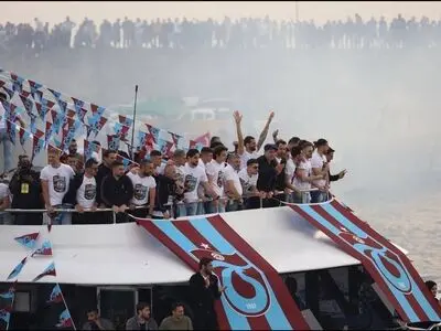ویدیو: جشن قهرمانی تزابزون اسپور در دریا!
