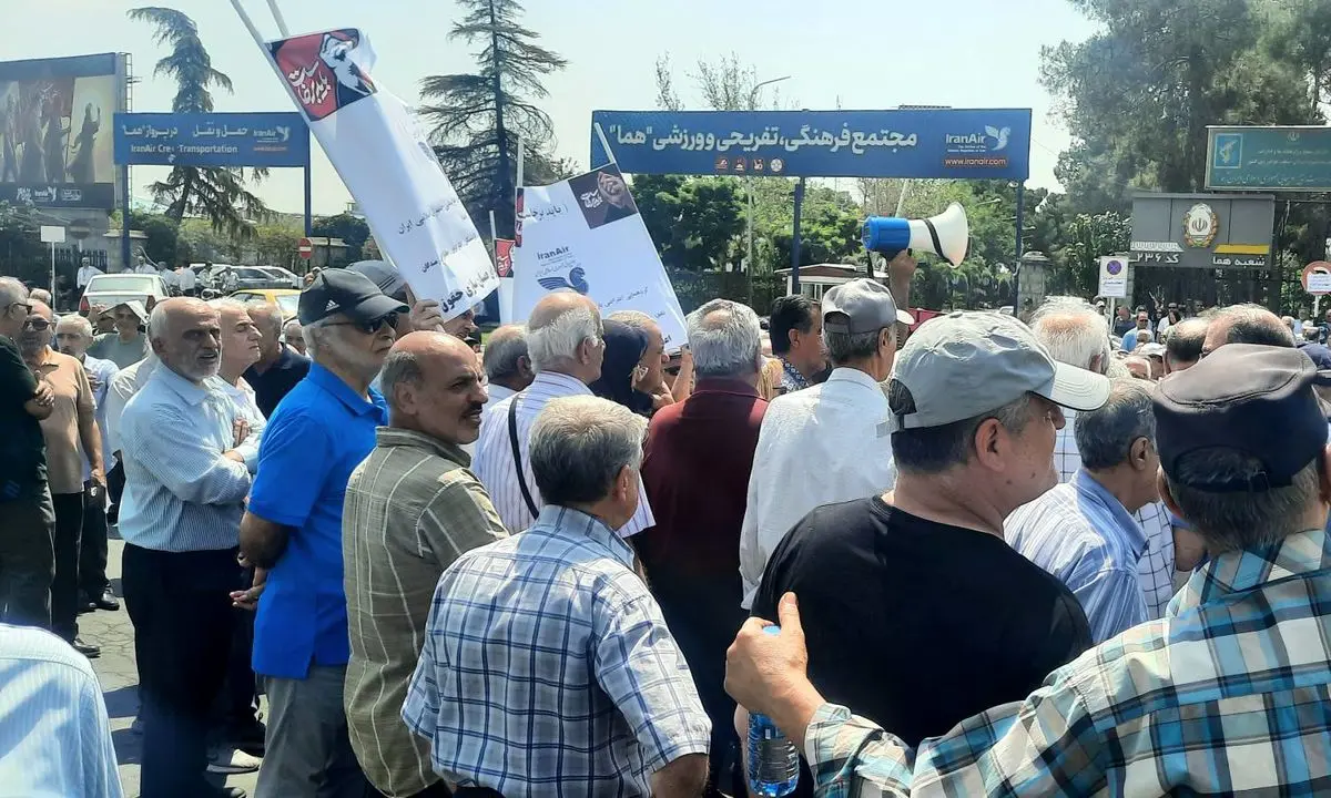 تجمع بازنشستگان هما در تهران/ قانون رعایت شود