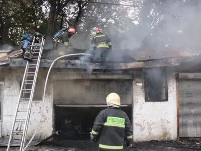 آتش سوزی چندین مغازه در امین الضرب/ دشواری عملیات اطفاء به دلیل پشت بام‌های چوبی