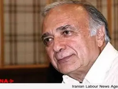 کافه‌نشینی امروز حاصلی جز ادبیات تجریدی و یکسونگر ندارد