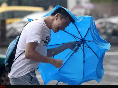 ریزش سقف یک فروشگاه بر اثر باران‌های شدید! + فیلم