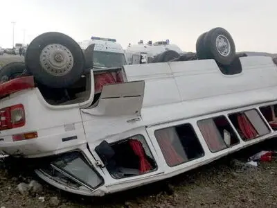 ۱۲ مصدوم بر اثر واژگونی مینی بوس در محور اسلام آباد به حمیل 