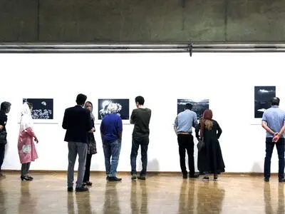 نور زمین و آسمان بر دیوار نیاوران