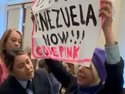 قطع سخنرانی نماینده آمریکا , اعتراض به حمله علیه ونزوئلا + فیلم